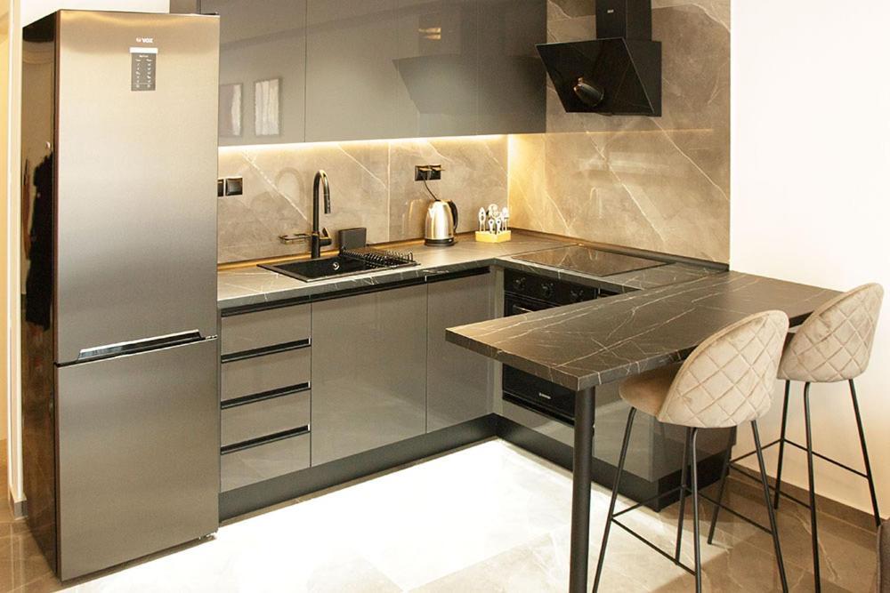 P J Luxury Suites سيرس المظهر الخارجي الصورة